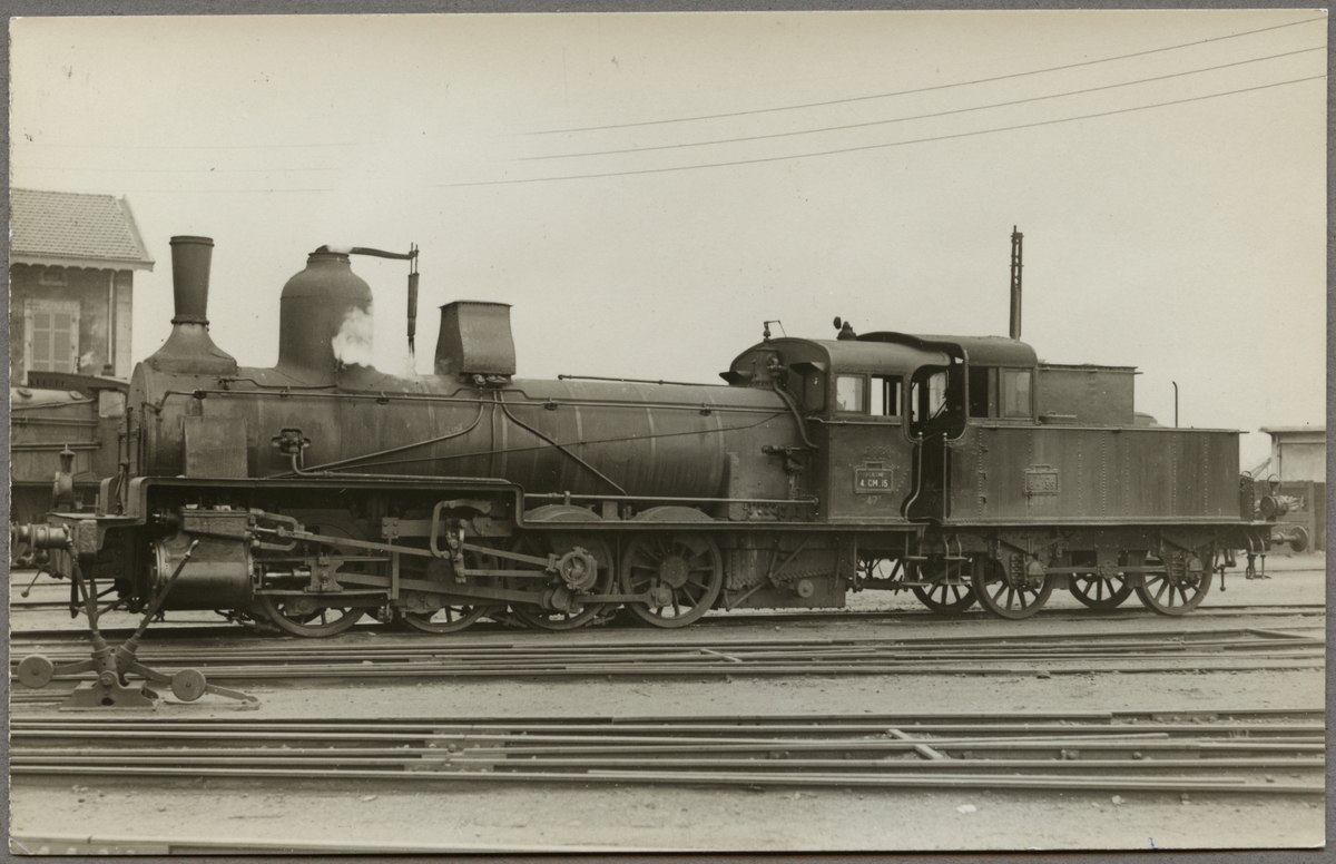 Compagnie des chemins de fer de Paris à Lyon et à la Méditerranée, PLM 4 CM 15 och PLM tender 8 139.

Ånglok med tender på bangård.