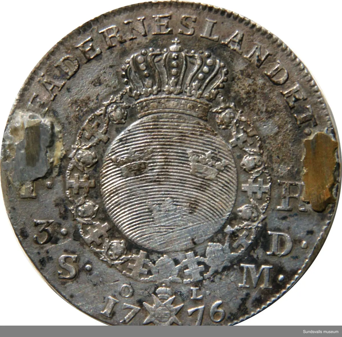 1 riksdaler, 3 daler sm,
Åtsida: GUSTAVUS III DG REX SVECIAE
Frånsida: FÄDERNESLANDET
Randskrift: MANIBUS NE LAEDAR AVARIS