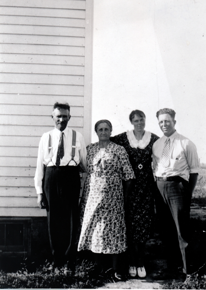 Ekteparet Martin og Gurine Iversen med sønnen Edgar og Berthe Iversen. Stonglandet, Tranøy. Før 1950