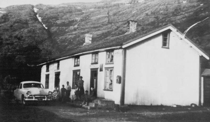 Leirfjord, Fagervika. Det gamle postkontoret i Naustvika. Bilen er en Amerikansk Ford årsmodell 1951.
Bildet er brukt i Leirfjordkalenderen - desember 1997