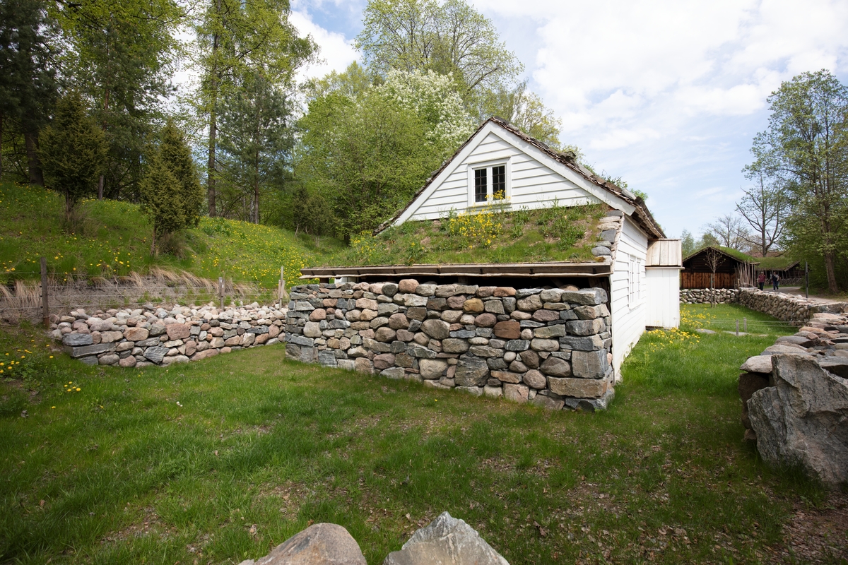 HUS FRA LENDE I TIME, 1845 
Overført til museet 1938, gjenoppført 1939 

Huset fra Lende er et for sin tid karakteristisk bolighus – et forholdsvis lite, hvitmalt hus, en og en halv etasje høyt, som hviler på et lavt gråsteinsfundament. Taket er tekket med torv. De to sideskutene ble brukt til lagring av torv til brensel. Kledningen er liggende panel, såkalt vestlandspanel. I følge lokale tømmermenn var denne typen panel praktisk når de nederste bordene måtte byttes ut på grunn av råteskader. På fasadeveggen er vinduene sammenkoblet to og to, og som alminnelig var, er de ikke symmetrisk plassert på hver side av inngangsdøra. Foran døra er det et lite bislag. 
Innvendig har huset en symmetrisk grunnplan. Midtpartiet består av en gang, og bak den, uten skillevegg, kjøkkenet, med tilstøtende spiskammers. Fra gangen går dører inn til stue og bu. I flukt med stua ligger et stuekammers, med gjennomgang også til kjøkkenet, og med to dører ut, til baksiden av huset. Som skikken var har huset kun én ovn til oppvarming, nemlig en bileggerovn i stua. Trappa opp til loftet er i gangen. Var det trangt om sengeplasser, kunne både barn og tjenestefolk sove på loftet. 

(Tekst hentet fra By og bygd 43, 2010)
