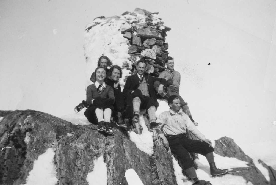 Glad gjeng på Øyfjellvarden. Vinterbilde.
Arild Tverå, Bjarnhild Lie (f. Johnsen), Håkon Johnsen.