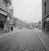 Utblick mot Stora torget i Linköping. Vy från Bokhållaregatan. Tiden är omkring 1965.