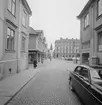Utblick mot Stora torget i Linköping. Vy från Domkyrkogatan. Tiden är omkring 1965.