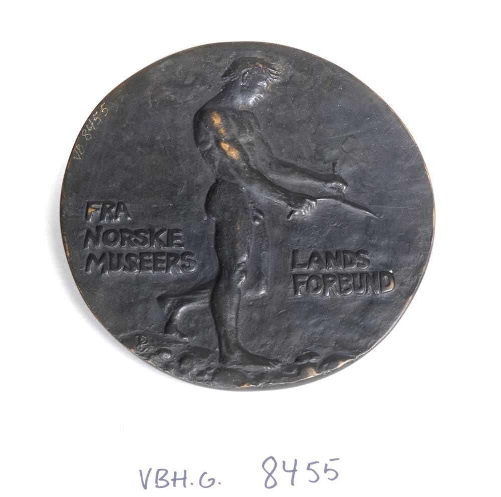 1944. Mann m/ønskekvist/søkesule, og FRA NORSKE