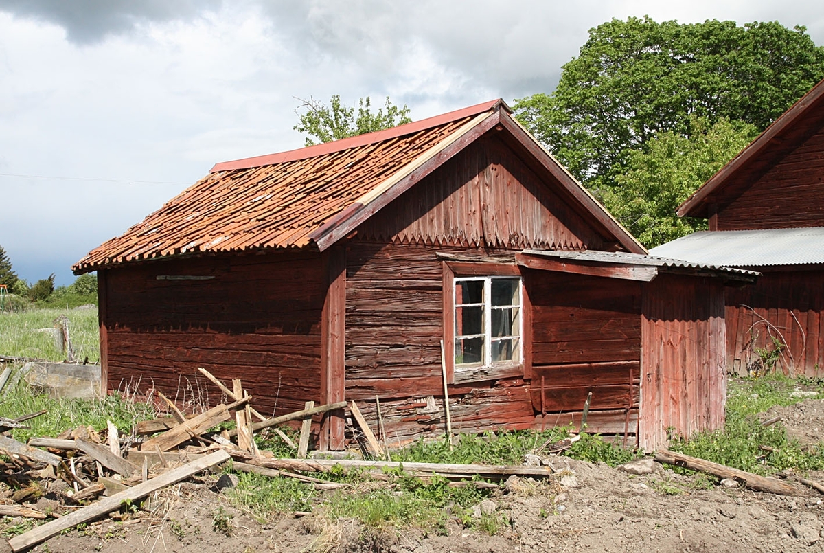 Restaurering av överloppsbyggnad, hönshus, innan, Ekeby, Teda socken, Uppland 2009