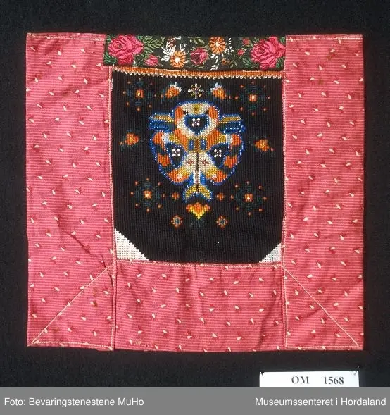 Kross-sting, svarte, med mønster i grønt