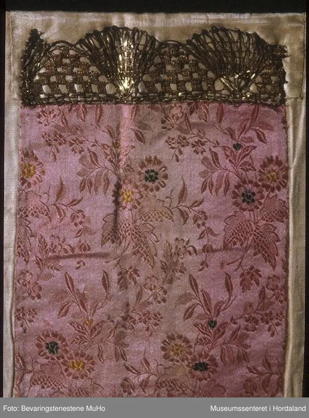 kronekvarde i gull, grønne og gule blomster