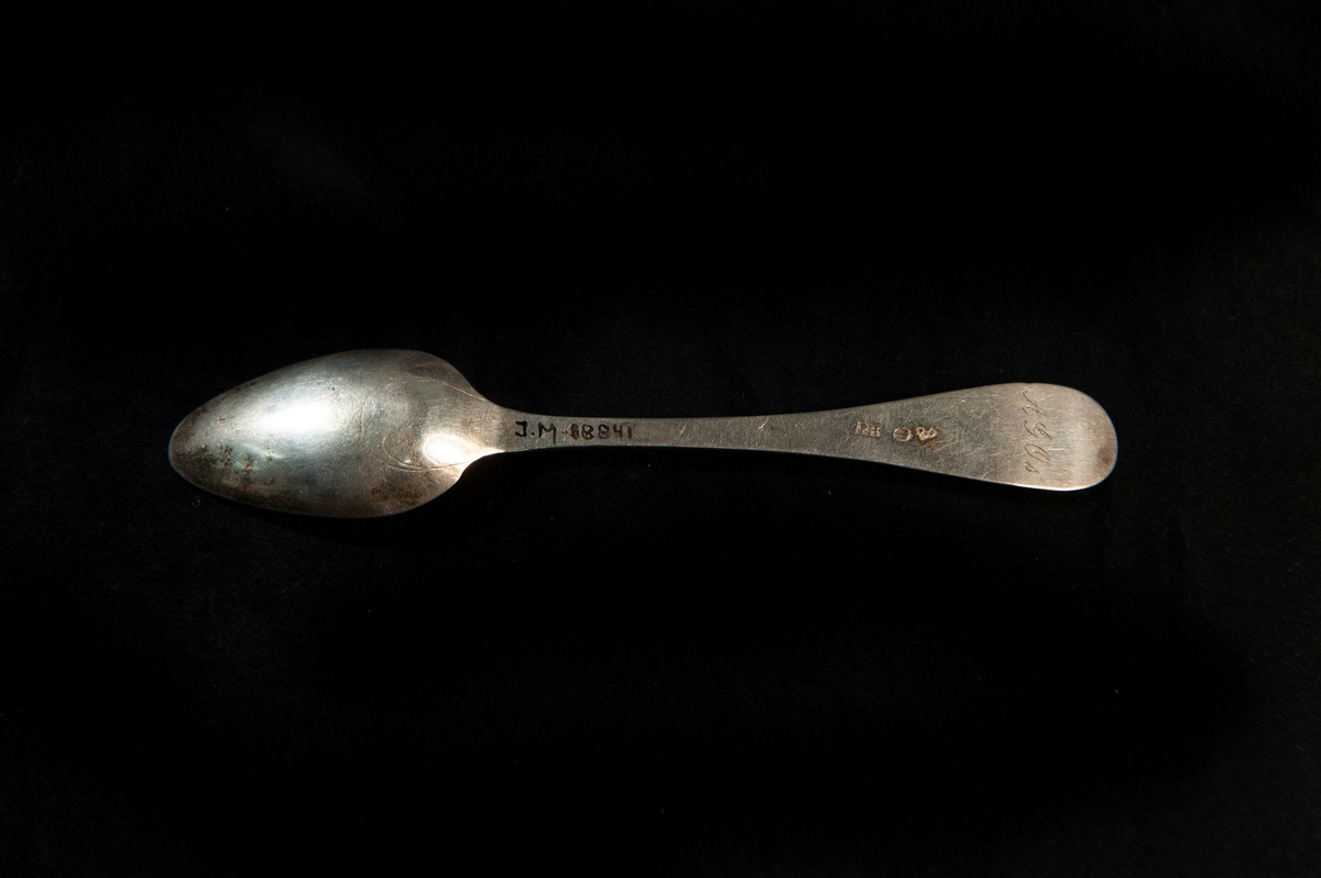 En tesked av silver. Trubbig svensk modell. Delvis otydliga stämplar på baksidan.

Hör ihop med JM.18836-18845.