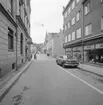 Utblick mot Stora torgets norra del i Linköping. Vy från Borgmästaregatan mot väster. Tiden är omkring 1965.