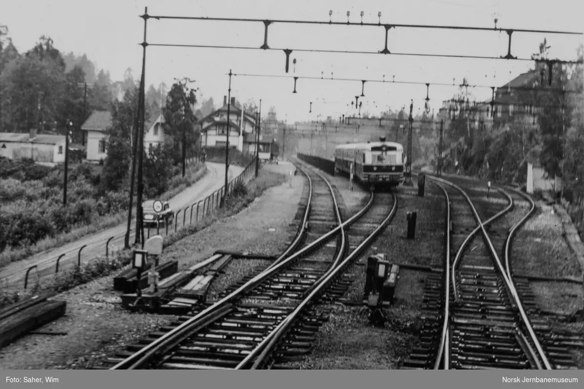 Dovreekspressen til Trondheim passerer Lørenskog stasjon.