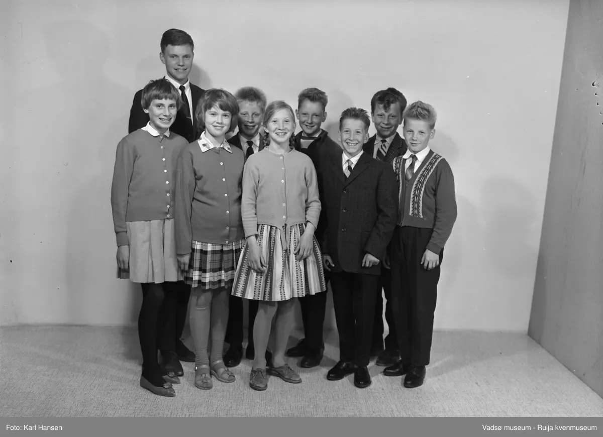 Gruppebilde av storskolen med lærer ved Salttjern skole 6.6.1963.