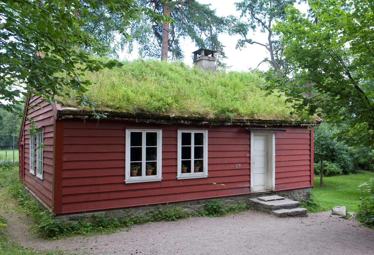 1866 - 1867
Skolestua er et typisk landsens skolehus, slik det skulle være etter loven om "fast skole" av 1860. Det er tre rom i skolehuset; selve skolestua, gang og et lite rom for læreren. En innebygd sval går langs baksiden. Huset hadde opprinnelig torvtak, men fikk senere tegltak. Skolestua er innredet etter beskrivelse fra eldre mennesker i Natås, som husket stua fra ca 1900 til 1923, da lærer Ole Bjørnvoll kom til skolen. Han var ung og brakte med seg nye impulser, og han hadde lært at læreren skulle sitte - ikke stå - bak kateteret. Tavlen, Bibelen, kassen med blekkhus, spyttebakken, globusen og de fleste kartene har fulgt med skollehuset, likeså skapet og bordet i lærerens rom. De små stolene, to av skolepultene og parafinlampen kommer fra distriktet, og svarer til de som stod i skolestua. De fleste pultene er antakelig fra 1920-årene.

Norsk folkemuseums guidebok,  1996