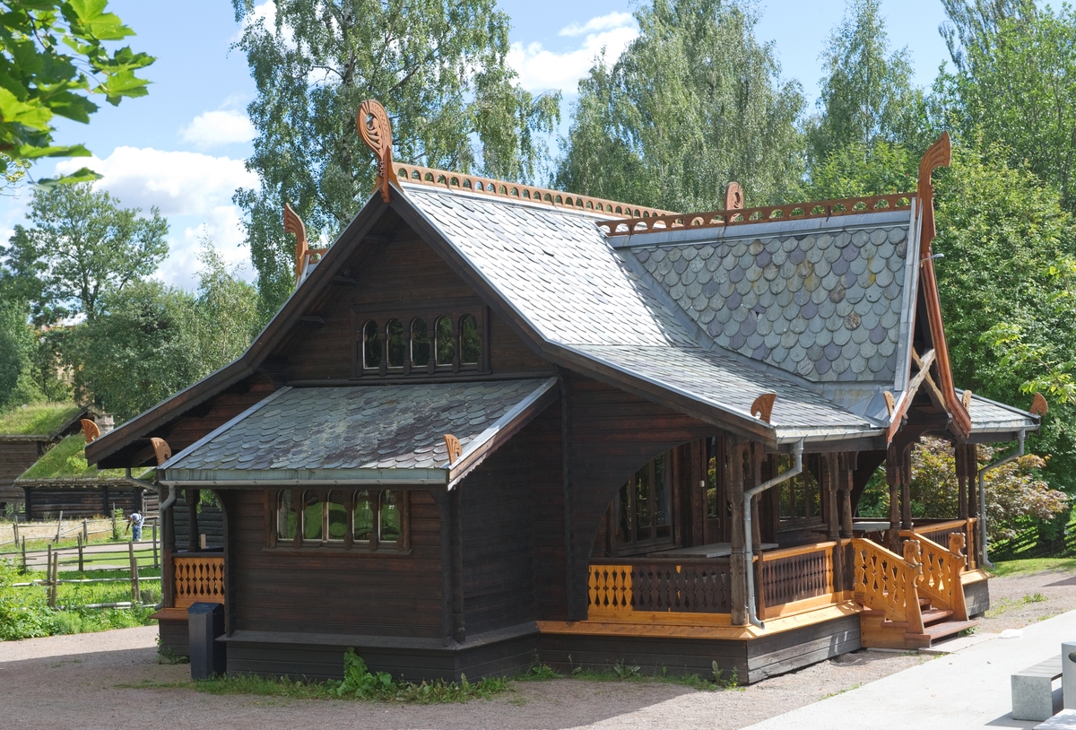 1891
Paviljongen ble oppført som ventehall for passasjerer som skulle reise med fjordbåtene. Den lå i skråningen opp mot Kontraskjæret. Bygningen er ett av arkitekt Holm Munthe (1848 - 1898) tidligste arbeider (se også NF185). Veggene er laftet av maskinhøvlet plank. På begge sider er det åpne svaler med spissgavlet tak over dørene, et motiv hentet fra stavkirkene.

Norsk folkemuseums guidebok,  1996