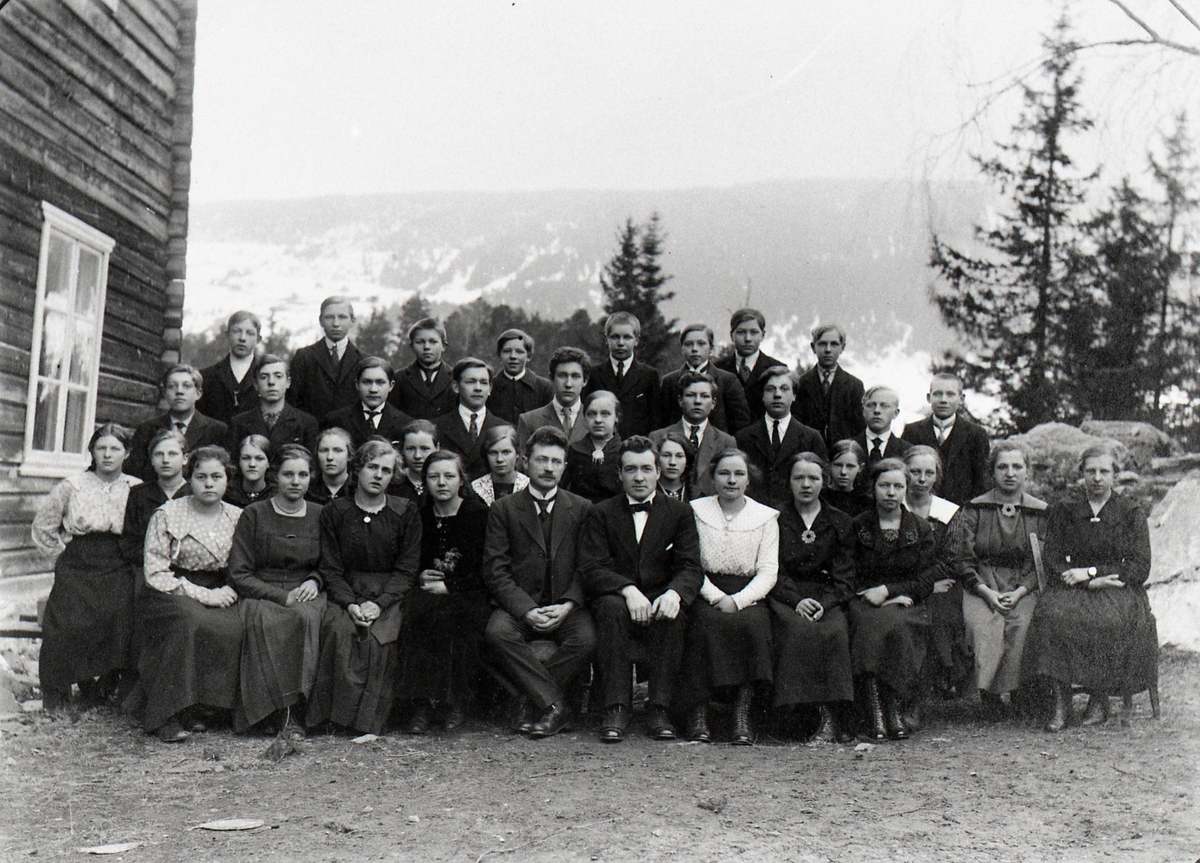 Framhaldsskulen på Storhaug skule, kullet 1919/1920.