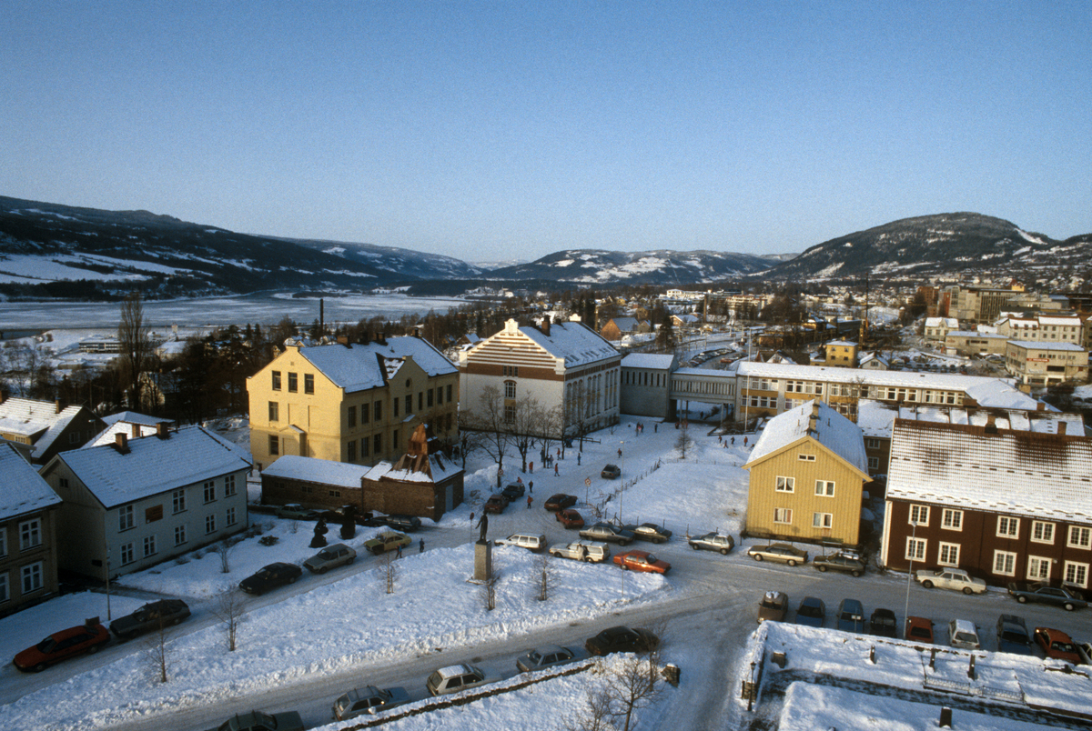 Lillehammer. Utsikt mot nord-vest fra Lillehammer kirke. Hammartun skole. Bebyggelse.