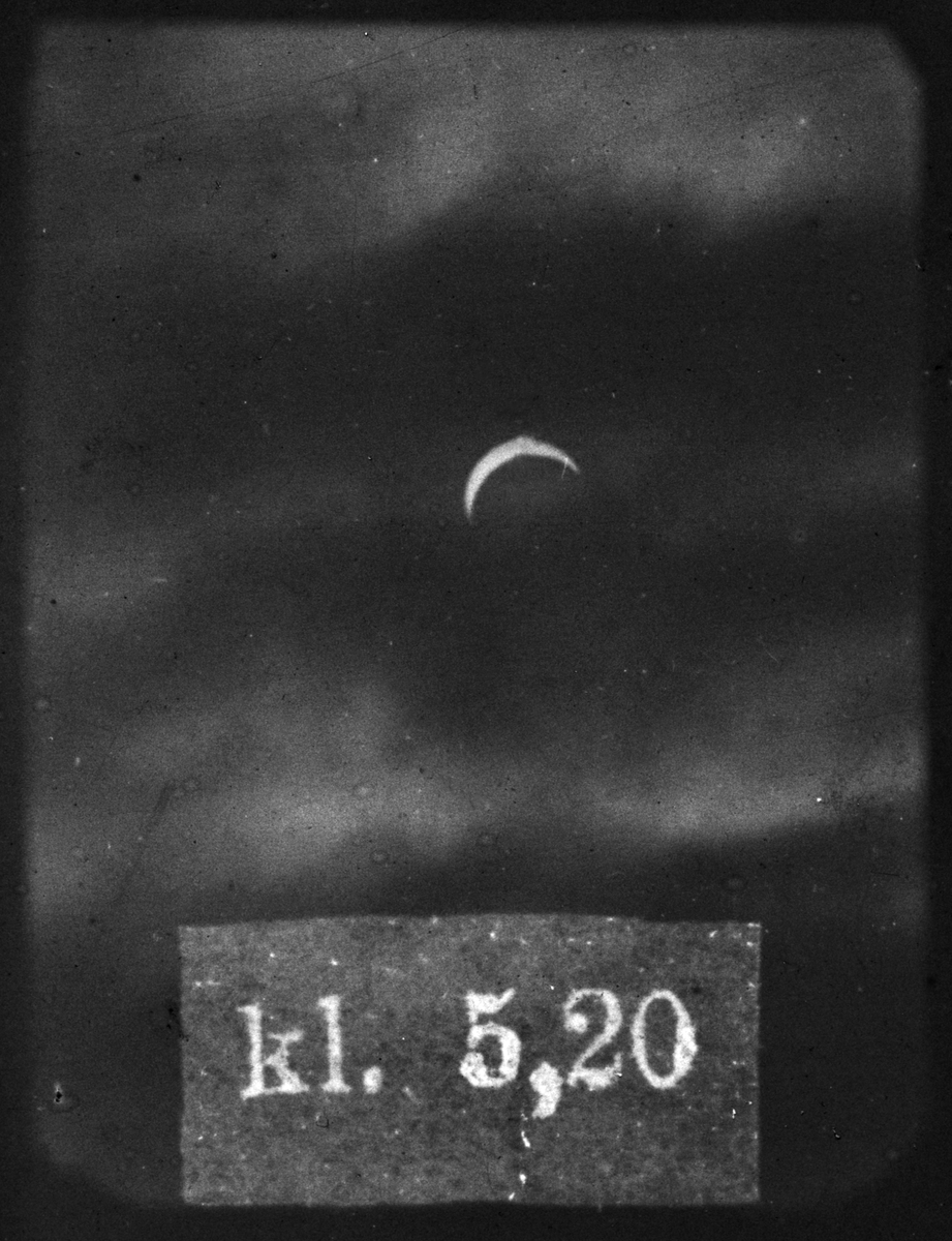Solförmörkelse. Sex olika faser mellan klockan 5 till 5.55, Uppsala 19 augusti 1887