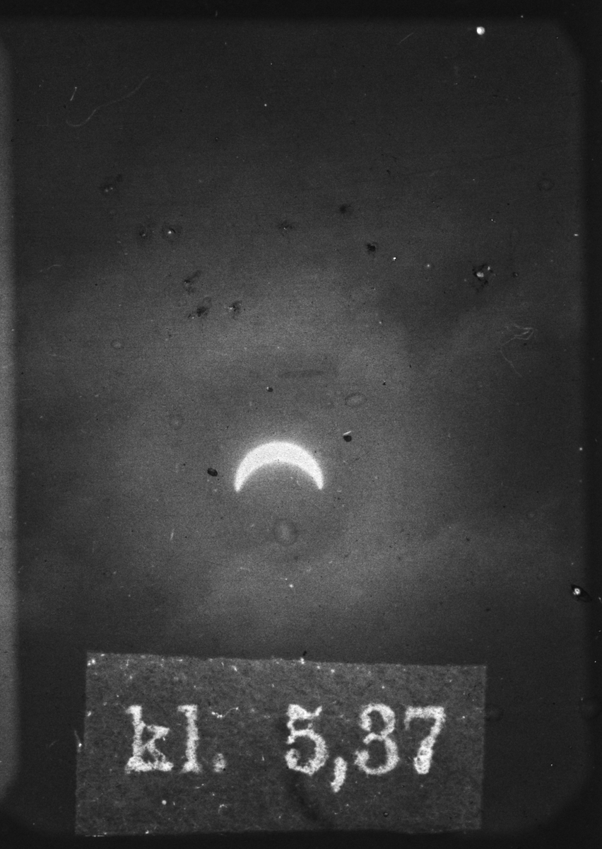Solförmörkelse. Sex olika faser mellan klockan 5 till 5.55, Uppsala 19 augusti 1887