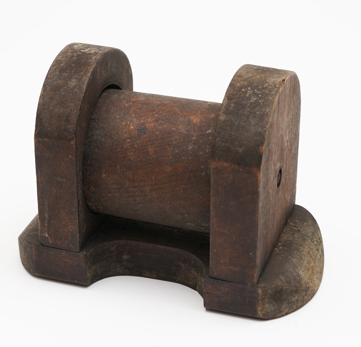 Form: Roterbar rull opplagra på båe endar. Under anretningen er det stansa ut spor for feste til båt.