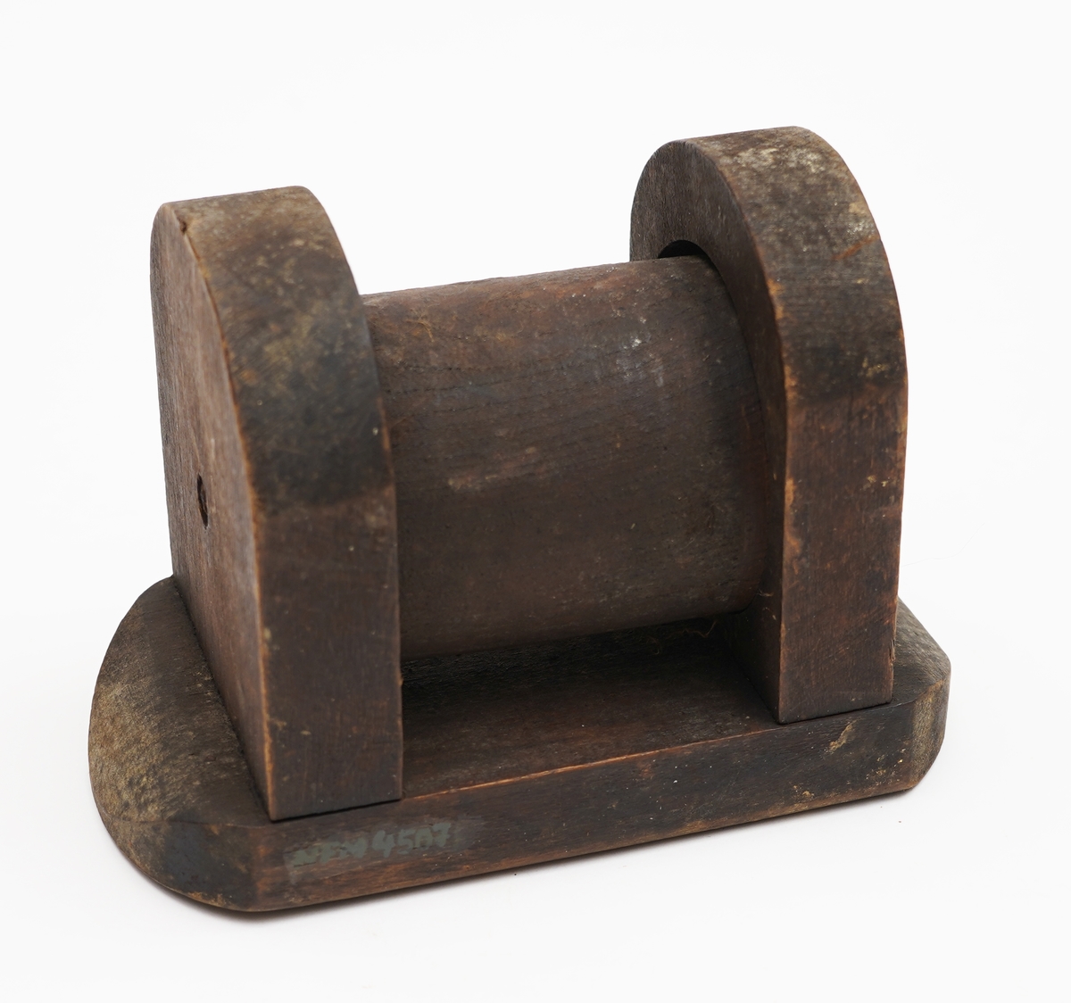 Form: Roterbar rull opplagra på båe endar. Under anretningen er det stansa ut spor for feste til båt.