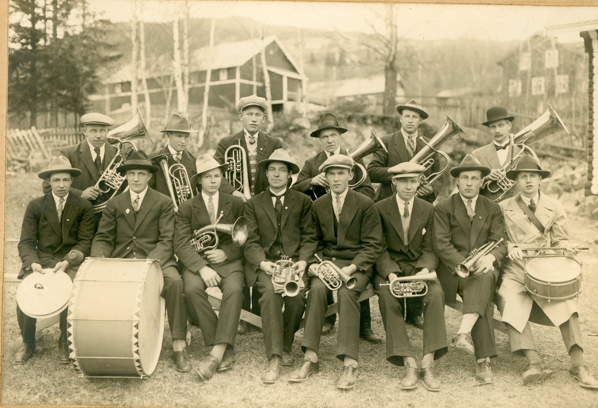 Gol Musikklag ved Vonheim våren 1927. Framme frå v.: Bjørn Olson Ransedokken, Aslak Arneson Halstensgård, Ivar Olson Ransedokken, Ola Gulliksen, Wilhelm Zakariassen, Gunnar Gulliksen, Karsten Martinius Hovde, Sverre Trygve Hamborg. Bak frå v.: Andres Knutson Slåtten, Andres Tomassen Stensgård, Ola Olson Roen Midtgård, Olav Olson Rust, Ivar Endreson Bjørkedokken, Georg Olson Navrud.