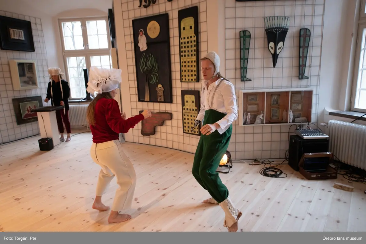 Bilder från en dans performance – Genius Loci - skapad av Jan Håfströms sambo Lotta Melin för detta tillfälle, vid invigningen av Jan Håfsträms utsällningen "Barnet i tornet".