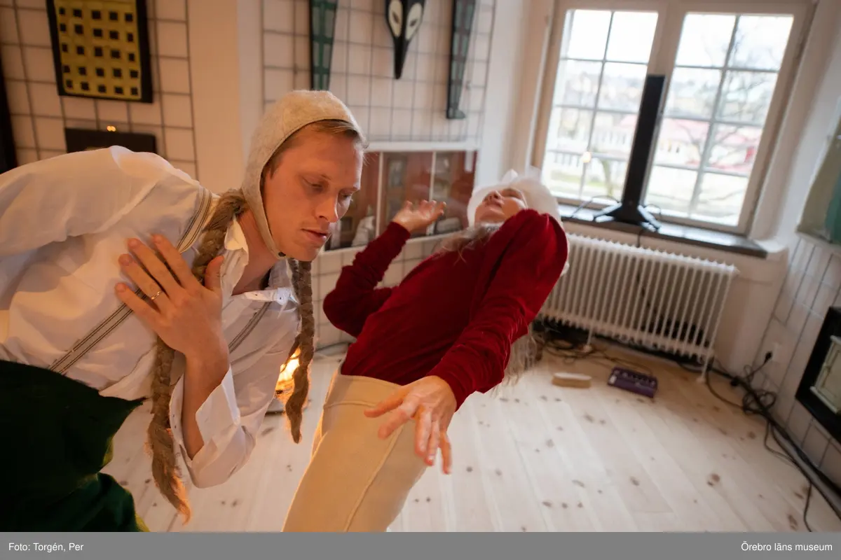 Bilder från en dans performance – Genius Loci - skapad av Jan Håfströms sambo Lotta Melin för detta tillfälle, vid invigningen av Jan Håfsträms utsällningen "Barnet i tornet".
