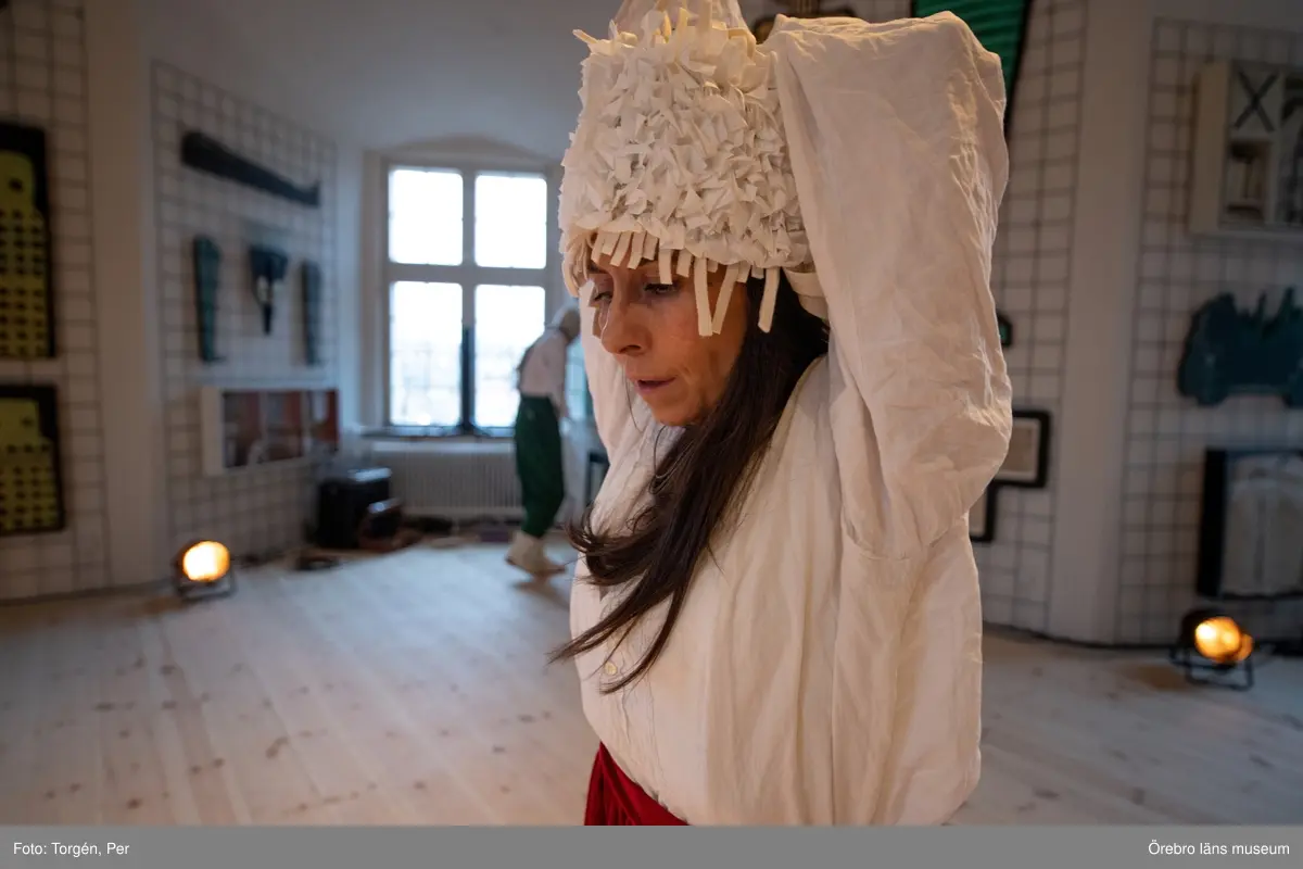 Bilder från en dans performance – Genius Loci - skapad av Jan Håfströms sambo Lotta Melin för detta tillfälle, vid invigningen av Jan Håfsträms utsällningen "Barnet i tornet".