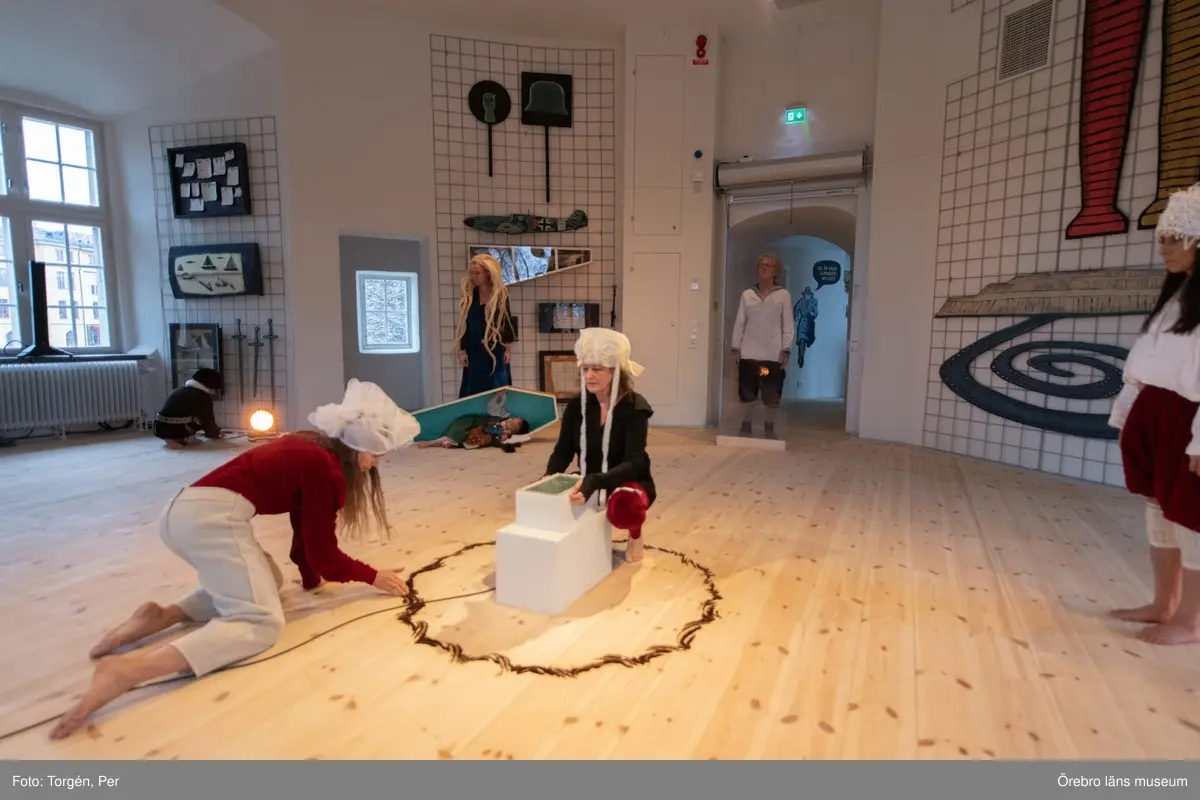 Bilder från en dans performance – Genius Loci - skapad av Jan Håfströms sambo Lotta Melin för detta tillfälle, vid invigningen av Jan Håfsträms utsällningen "Barnet i tornet".