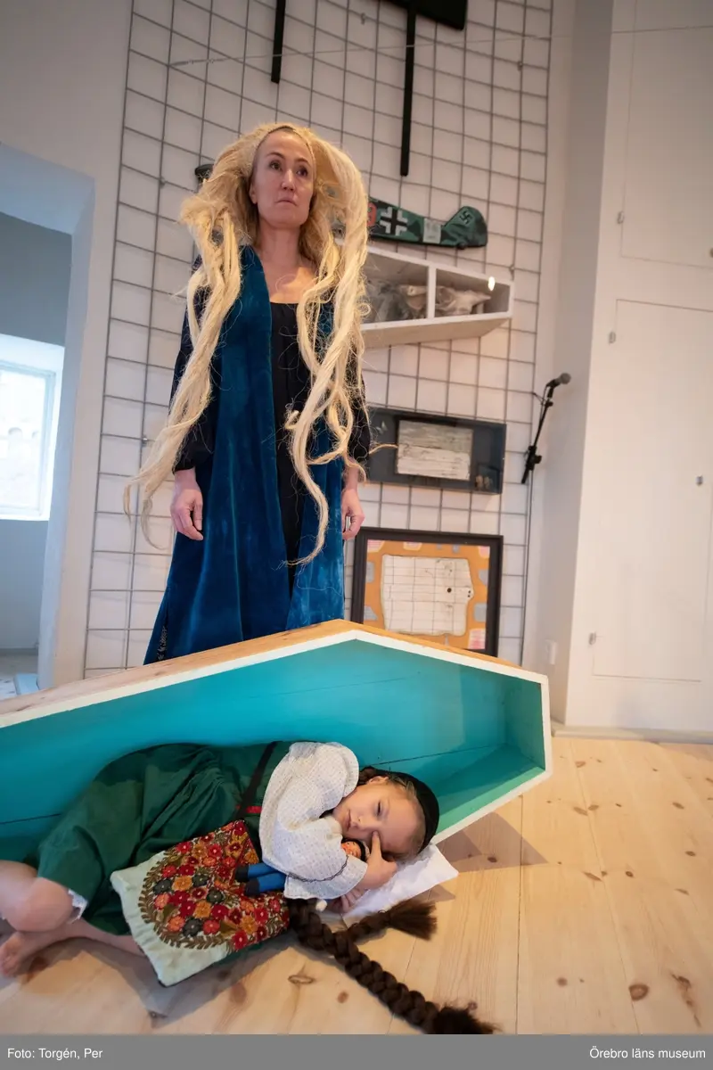 Bilder från en dans performance – Genius Loci - skapad av Jan Håfströms sambo Lotta Melin för detta tillfälle, vid invigningen av Jan Håfsträms utsällningen "Barnet i tornet".