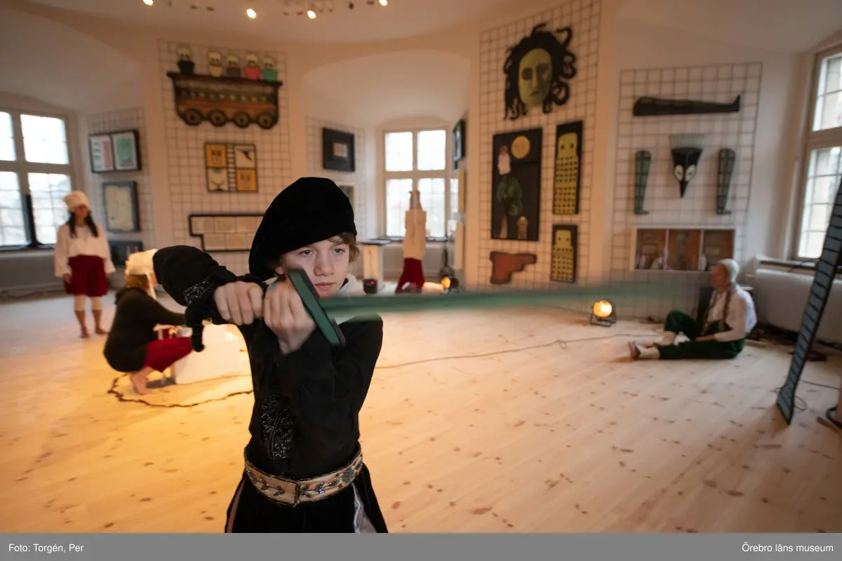 Bilder från en dans performance – Genius Loci - skapad av Jan Håfströms sambo Lotta Melin för detta tillfälle, vid invigningen av Jan Håfsträms utsällningen "Barnet i tornet".