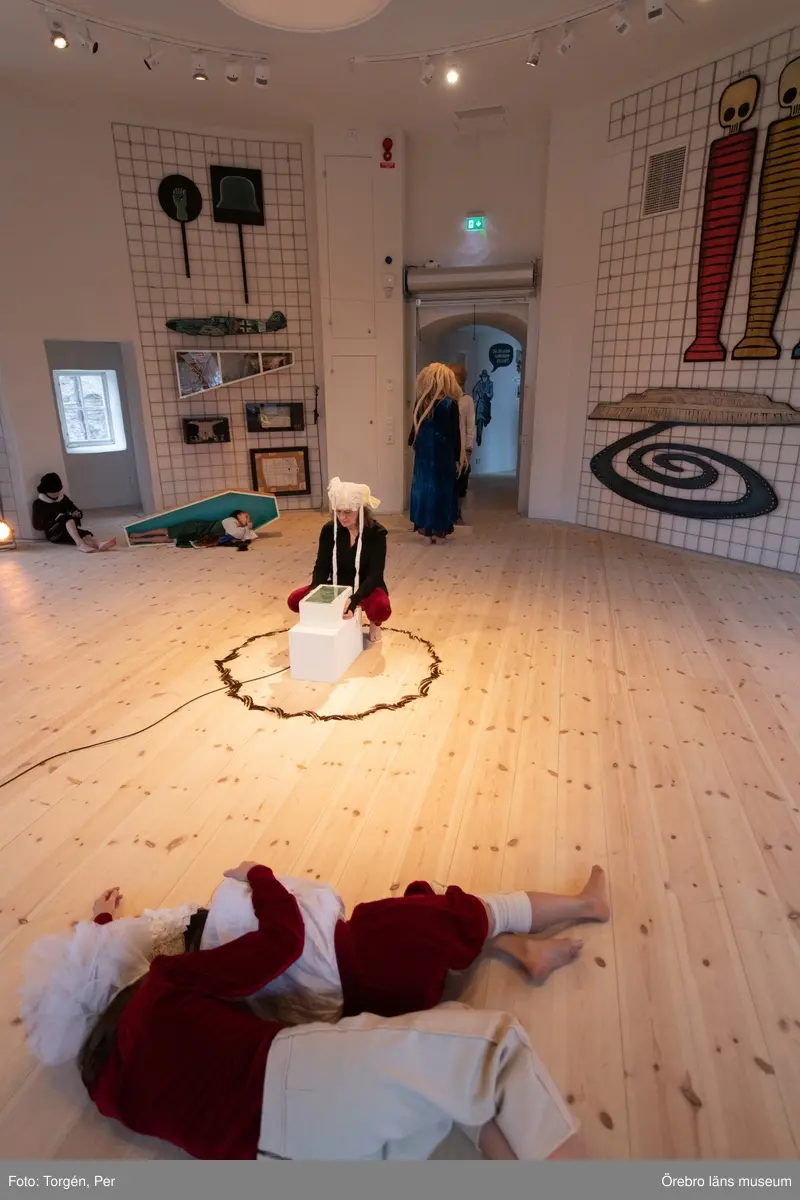 Bilder från en dans performance – Genius Loci - skapad av Jan Håfströms sambo Lotta Melin för detta tillfälle, vid invigningen av Jan Håfsträms utsällningen "Barnet i tornet".