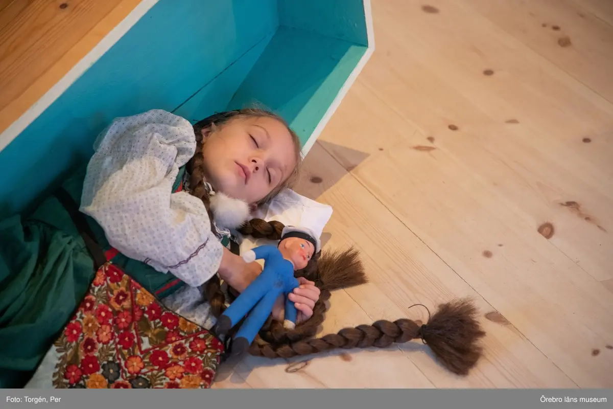 Bilder från en dans performance – Genius Loci - skapad av Jan Håfströms sambo Lotta Melin för detta tillfälle, vid invigningen av Jan Håfsträms utsällningen "Barnet i tornet".