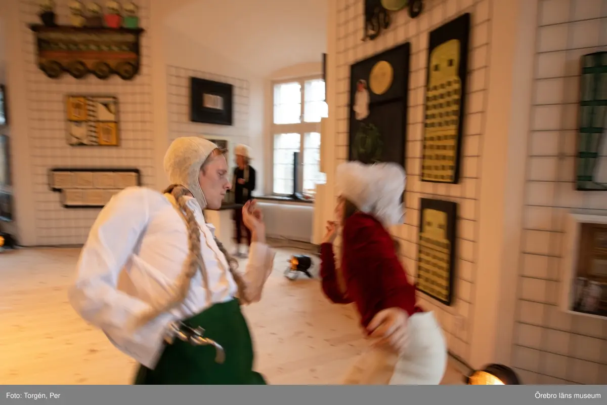 Bilder från en dans performance – Genius Loci - skapad av Jan Håfströms sambo Lotta Melin för detta tillfälle, vid invigningen av Jan Håfsträms utsällningen "Barnet i tornet".