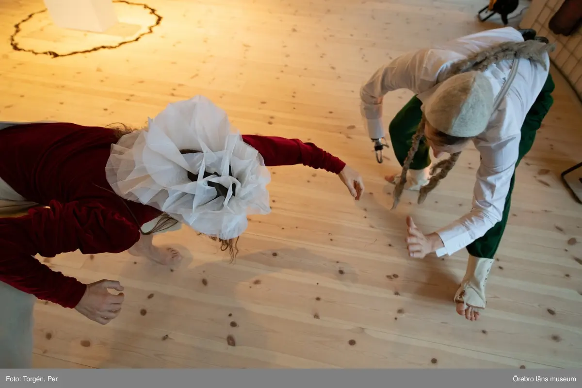 Bilder från en dans performance – Genius Loci - skapad av Jan Håfströms sambo Lotta Melin för detta tillfälle, vid invigningen av Jan Håfsträms utsällningen "Barnet i tornet".