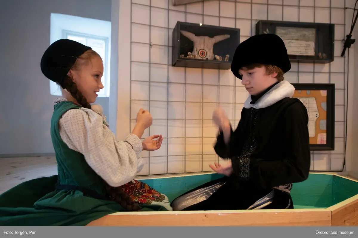 Bilder från en dans performance – Genius Loci - skapad av Jan Håfströms sambo Lotta Melin för detta tillfälle, vid invigningen av Jan Håfsträms utsällningen "Barnet i tornet".
