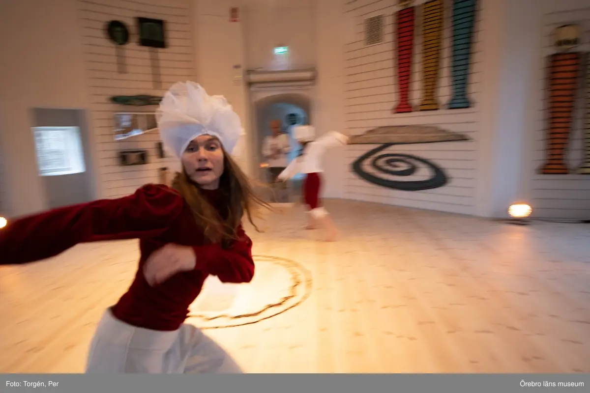 Bilder från en dans performance – Genius Loci - skapad av Jan Håfströms sambo Lotta Melin för detta tillfälle, vid invigningen av Jan Håfsträms utsällningen "Barnet i tornet".