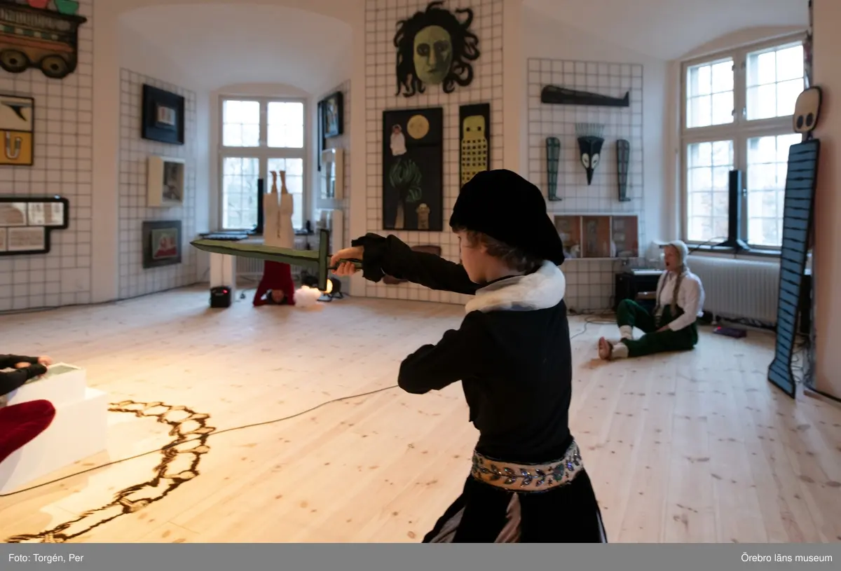 Bilder från en dans performance – Genius Loci - skapad av Jan Håfströms sambo Lotta Melin för detta tillfälle, vid invigningen av Jan Håfsträms utsällningen "Barnet i tornet".