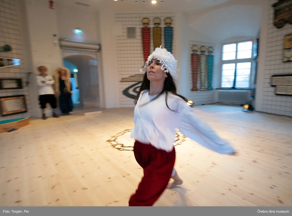 Bilder från en dans performance – Genius Loci - skapad av Jan Håfströms sambo Lotta Melin för detta tillfälle, vid invigningen av Jan Håfsträms utsällningen "Barnet i tornet".
