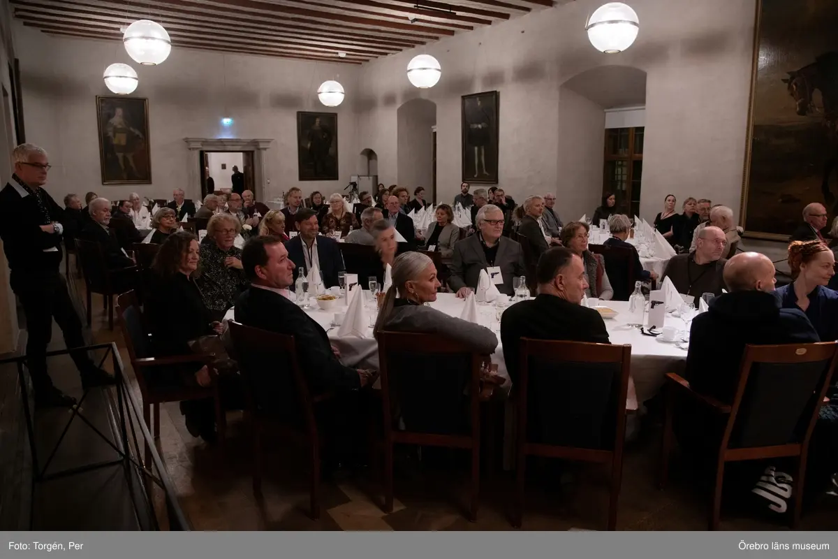 Bilder från en dans performance – Genius Loci - skapad av Jan Håfströms sambo Lotta Melin för detta tillfälle, vid invigningen av Jan Håfsträms utsällningen "Barnet i tornet".
