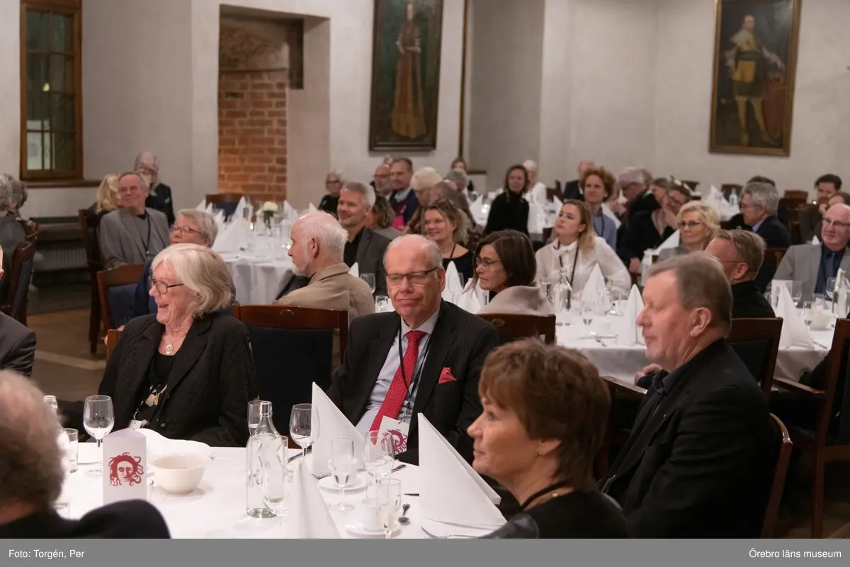 Bilder från en dans performance – Genius Loci - skapad av Jan Håfströms sambo Lotta Melin för detta tillfälle, vid invigningen av Jan Håfsträms utsällningen "Barnet i tornet".