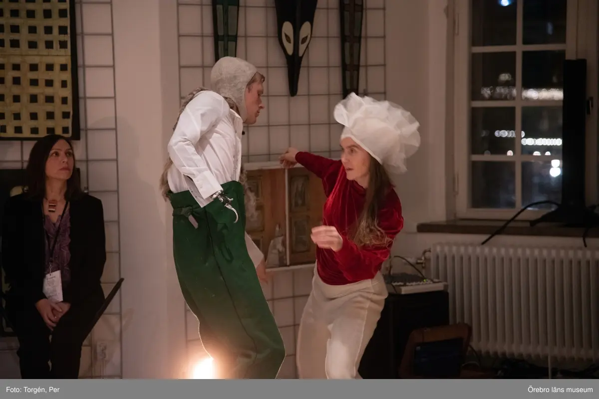 Bilder från en dans performance – Genius Loci - skapad av Jan Håfströms sambo Lotta Melin för detta tillfälle, vid invigningen av Jan Håfsträms utsällningen "Barnet i tornet".