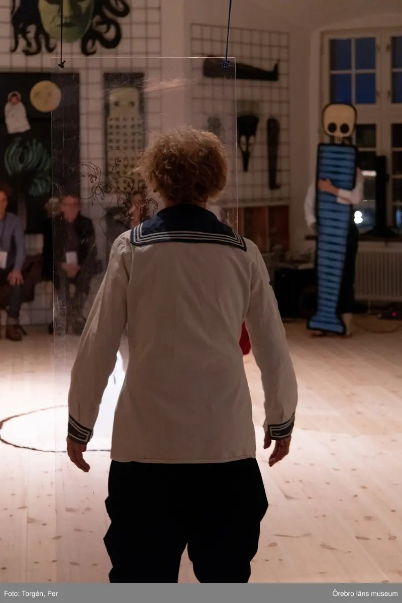 Bilder från en dans performance – Genius Loci - skapad av Jan Håfströms sambo Lotta Melin för detta tillfälle, vid invigningen av Jan Håfsträms utsällningen "Barnet i tornet".