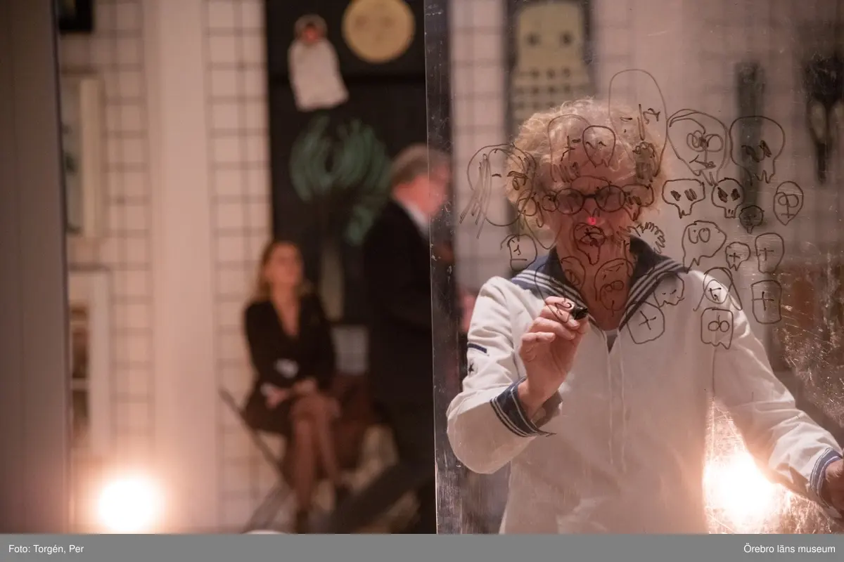 Bilder från en dans performance – Genius Loci - skapad av Jan Håfströms sambo Lotta Melin för detta tillfälle, vid invigningen av Jan Håfsträms utsällningen "Barnet i tornet".
