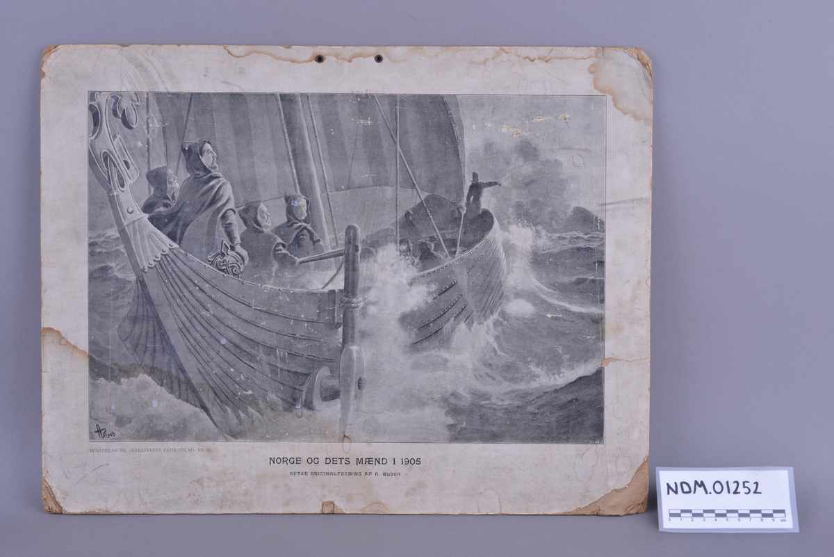 Rektangulær plansje av hvitt papir festet på kartong. Rektangulært motiv som er sentrert i midten av plansjen. Motivet er trykt i svart- hvitt. Midt på øverst på plansjen er det to hull for oppheng.  Det er trykt tekst på undersiden av motivet i form av svarte trykte bokstaver.