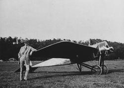 Porträtt av flygpionjären Enoch Thulin vid sitt flygplan. Th