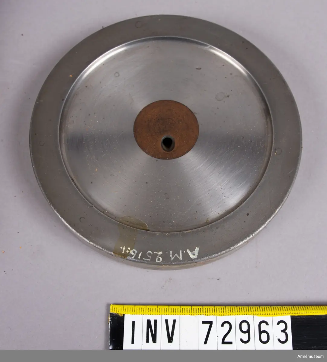 Grupp F:III. 
Tätring, Broadwellring till 8,7 cm refflad bakladdningskanon av Krupp's modell 1876 med stötbotten och underläggskivor i låda.
Samhörande: 2516:1 stötbotten. 2516:2-5. underläggsskivor av mässing, 2516:6 låda av järnplåt. 