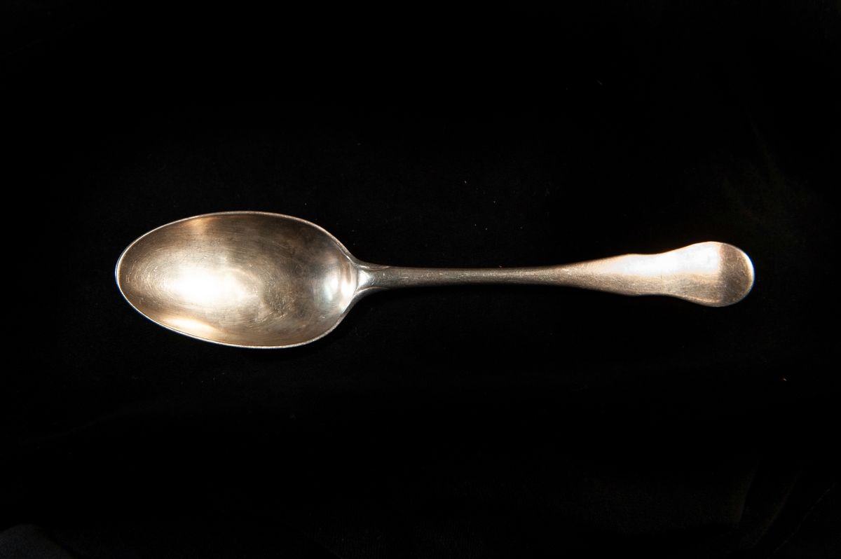 En matsked av silver. S.k. fiolmodell. Stämplad bakpå skaftet.