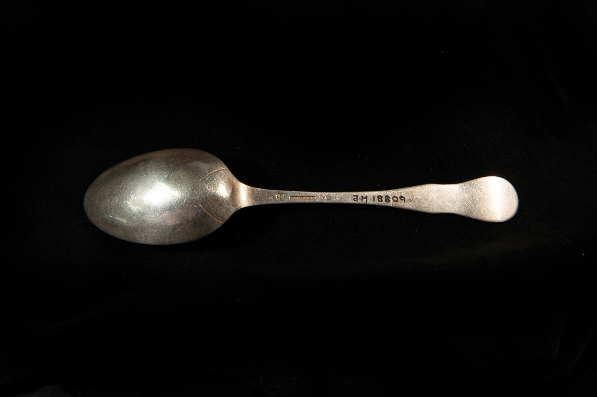 En matsked av silver. S.k. fiolmodell. Stämplad bakpå skaftet.