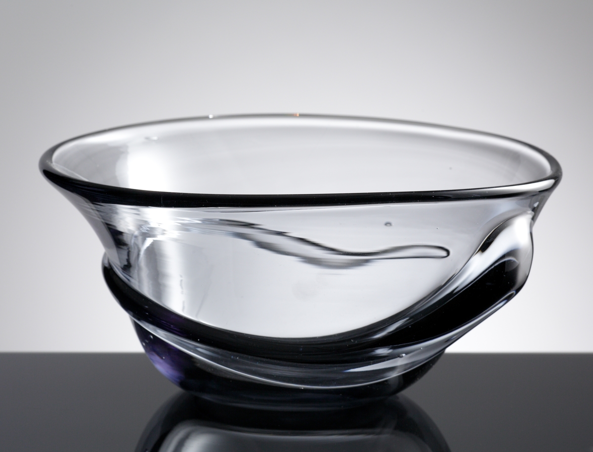 Ålskål. Formgiven av Hugo Gehlin. Se ritning.
Beskrivning: Klockformad med en ål virad runt om. Kulslipad botten.
Färg: Gråskimrande klarglas.
Mått: Ovan anges höjd och övre diameter. Bottendiameter: 96 mm.
Graverad märkning samt vit lapp med text. Se "Signering, märkning" 1 och 2 ovan.
Inskrivet i huvudkatalogen 1980.

Hugo Gehlin (1889-1953), verksam på Gullaskrufs glasbruk 1930-1953.
Funktion: Ålskål
